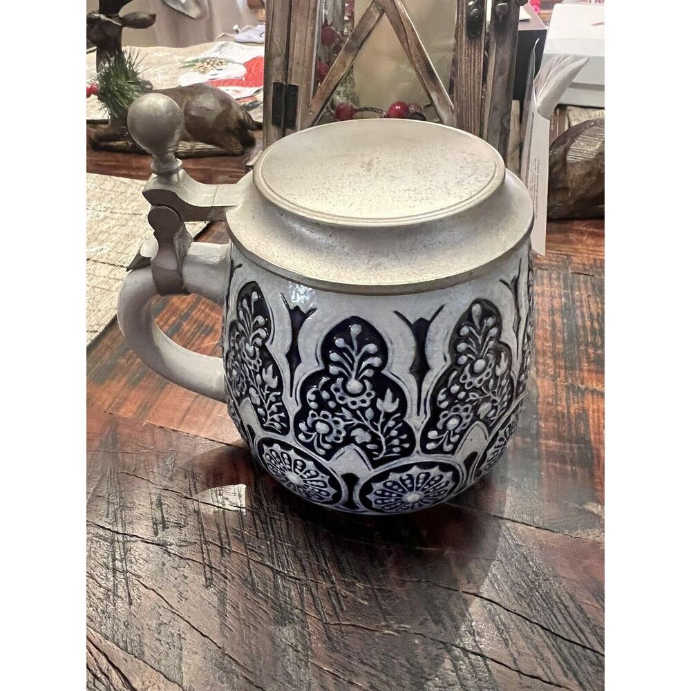 Vtg King Beer Mug Stein 600 w/ Blue Detail & Lid